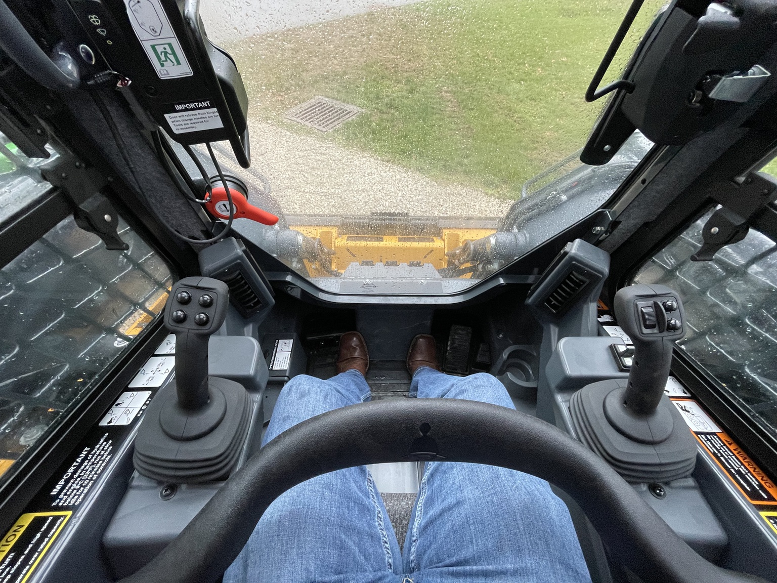 2025 John Deere 325G Image 9