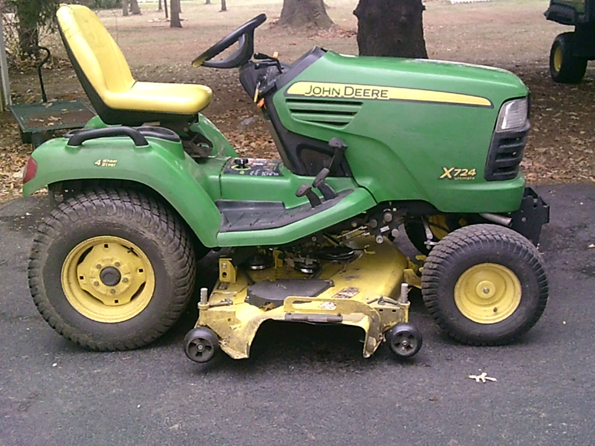 2008 John Deere X724 Image 2
