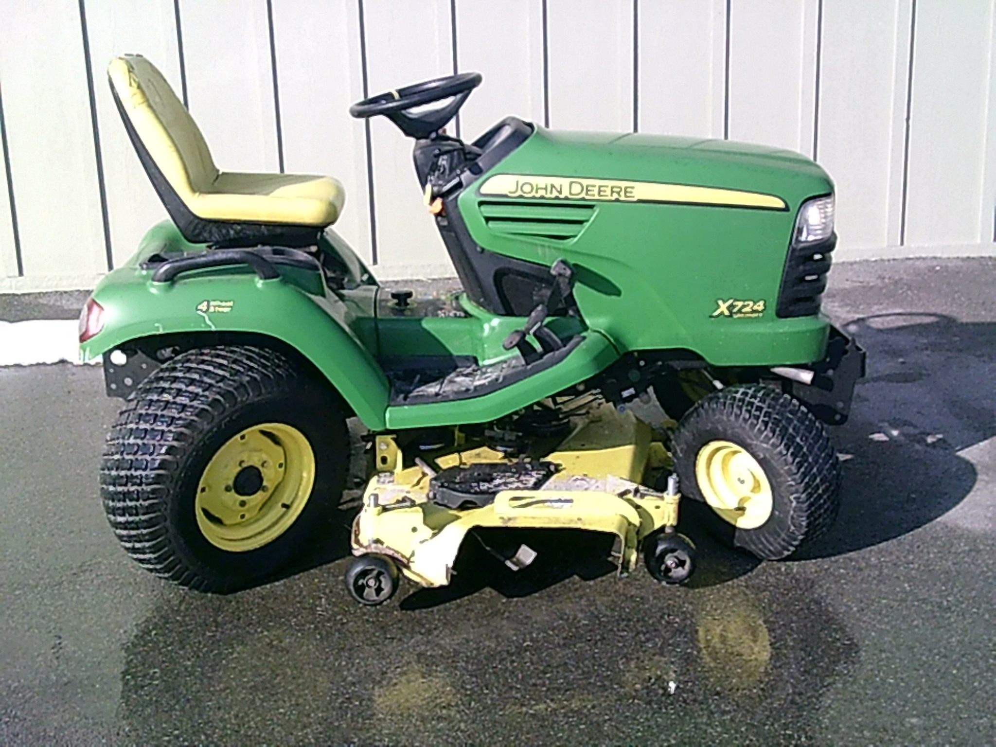 2008 John Deere X724 Image 1