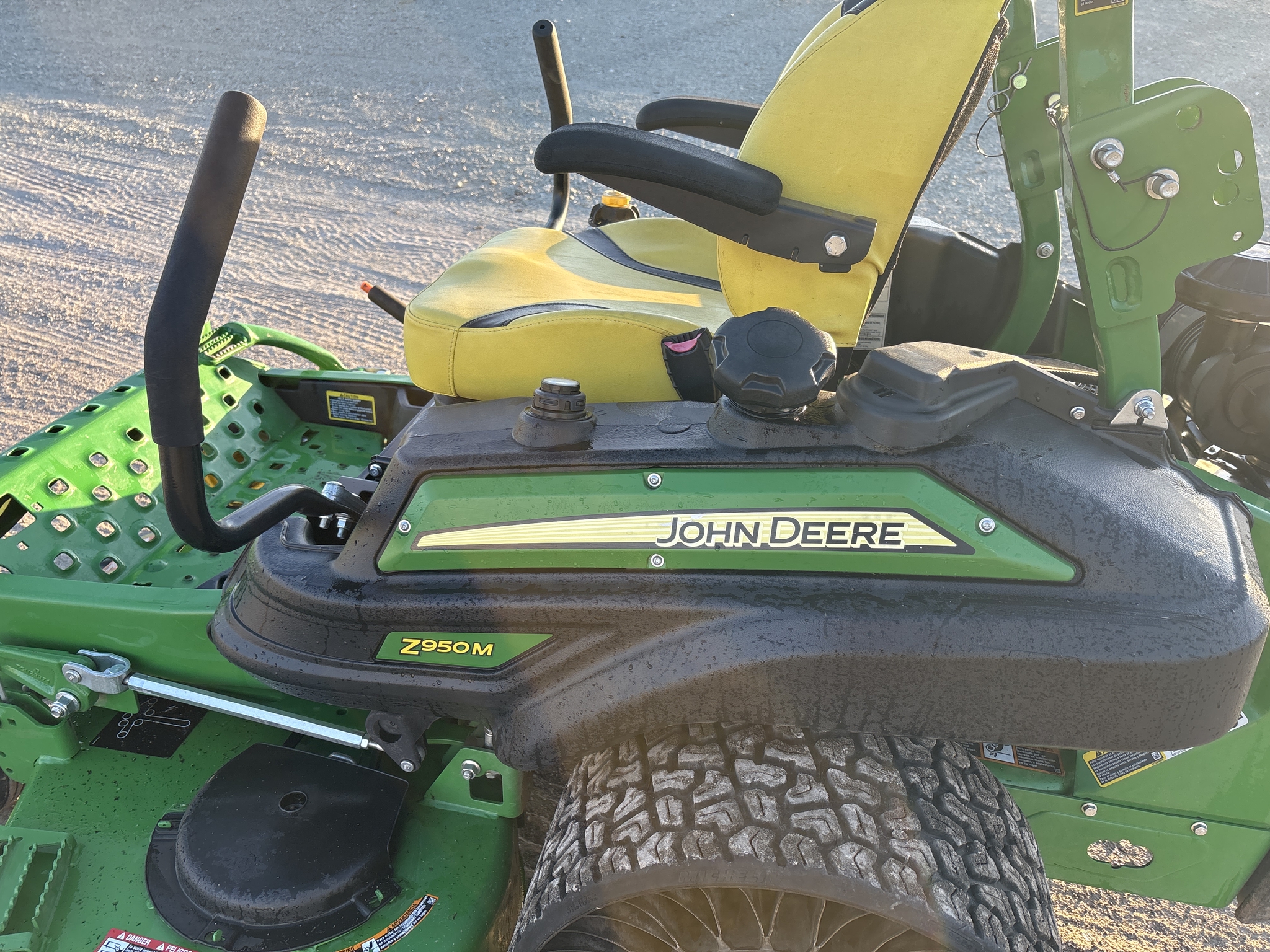 Used 2022 John Deere Z950M Zero Turn Mowers at Koenig Equipment in Greenfield, IN - PhotoXL18