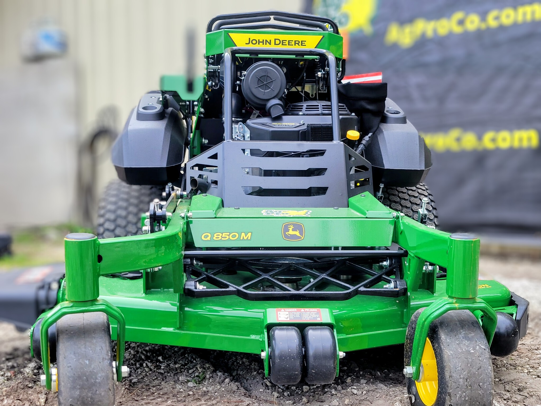 2025 John Deere Q850M Commercial QuikTrak M Series Image 1