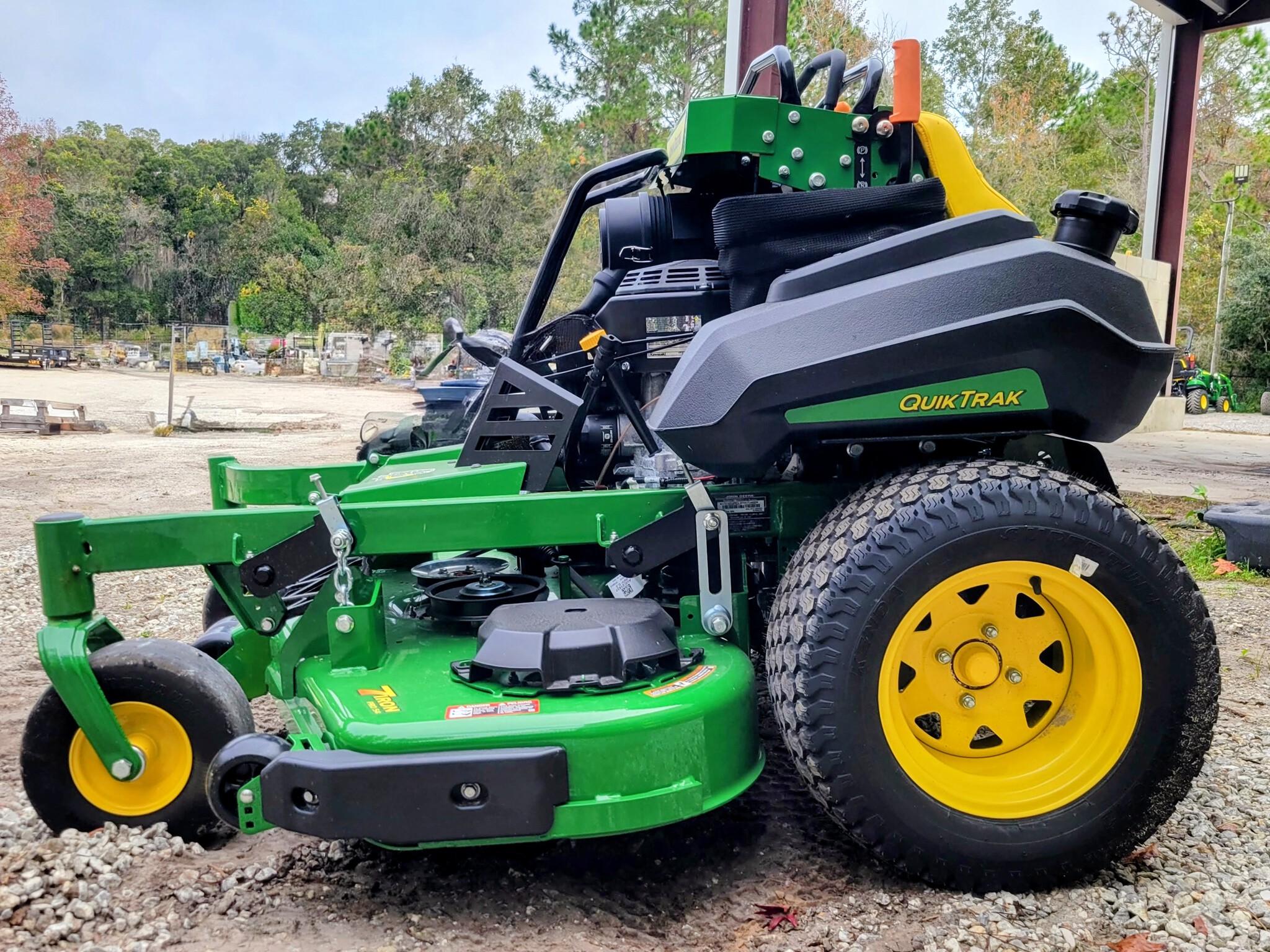 2025 John Deere Q850M Commercial QuikTrak M Series Image 3