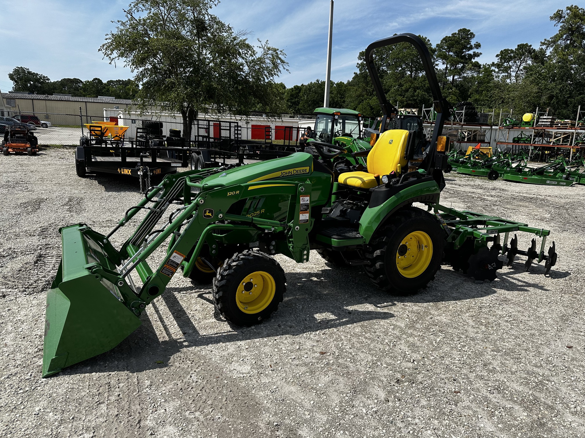 2026 John Deere 2025R Image 1
