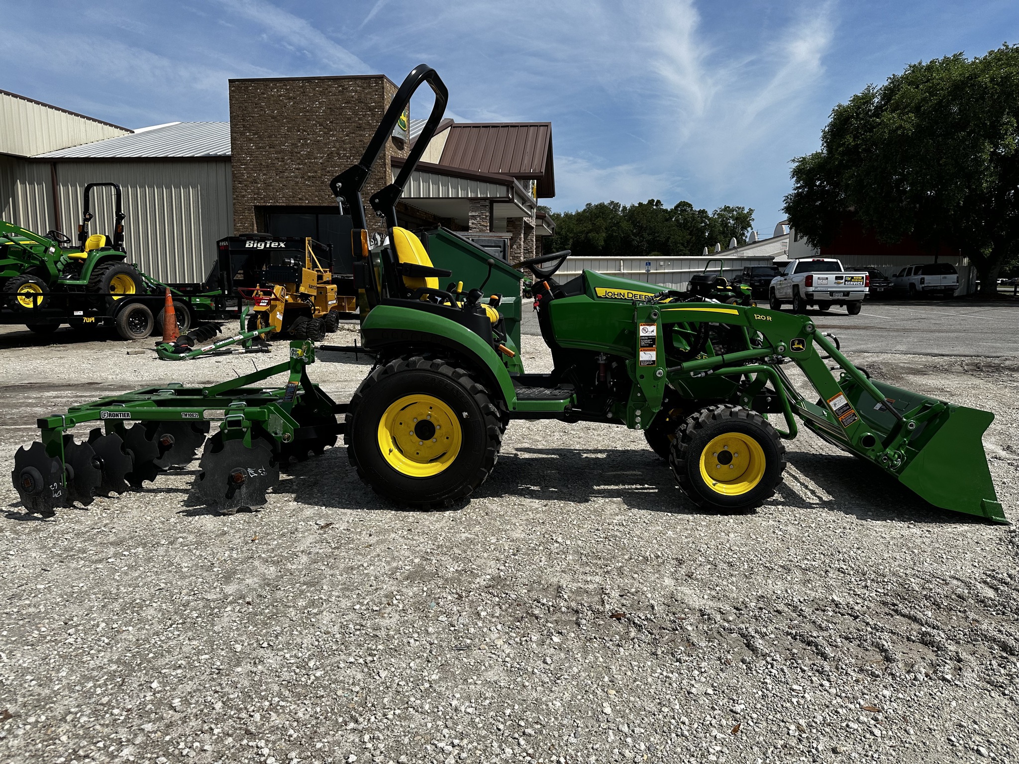 2026 John Deere 2025R Image 3