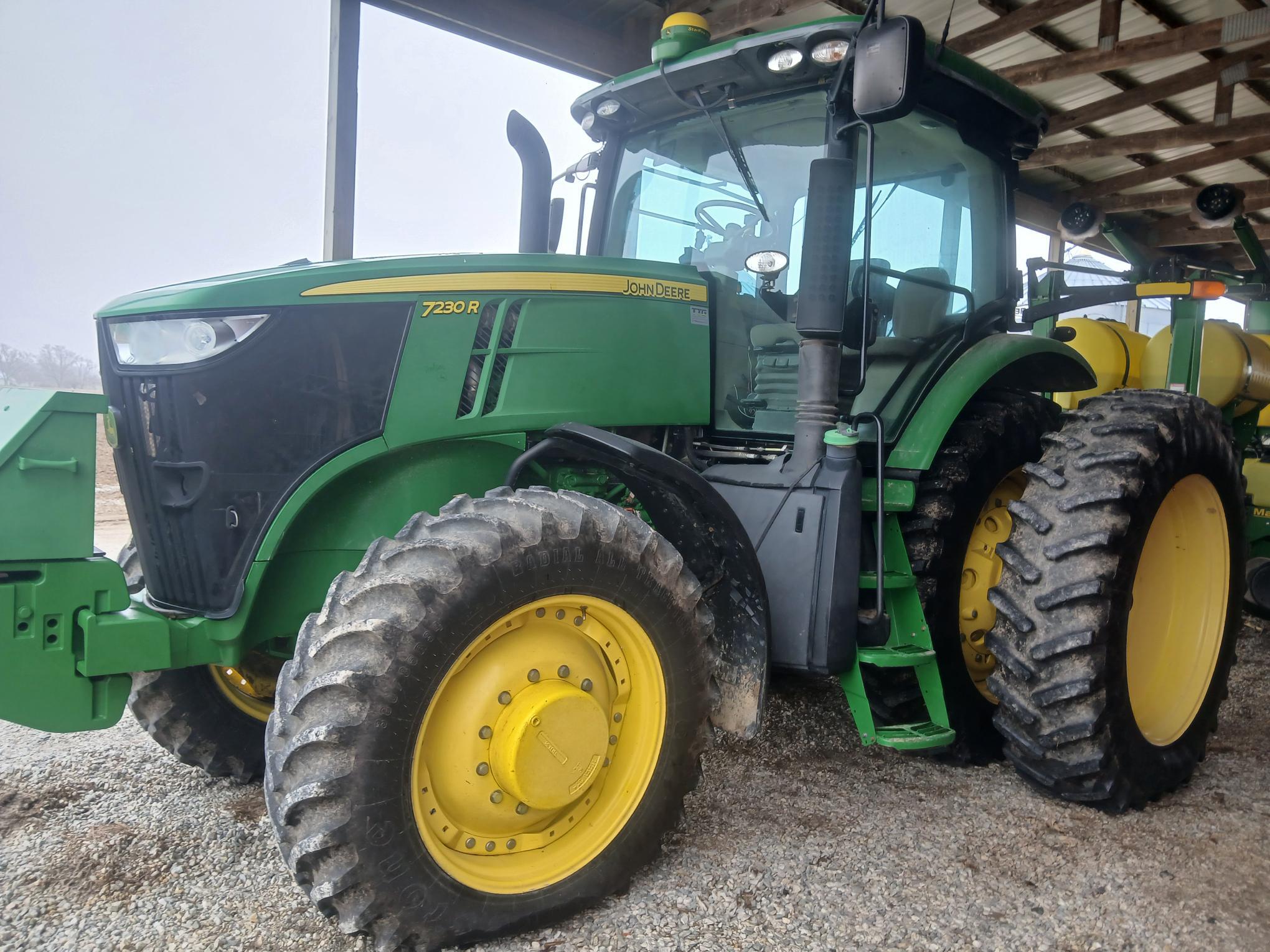 2013 John Deere 7230R Image 2