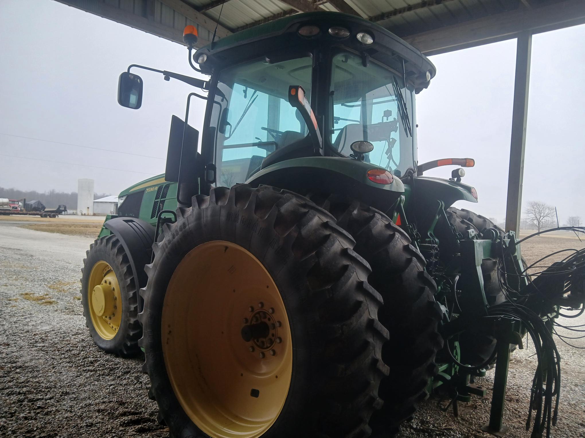 2013 John Deere 7230R Image 3