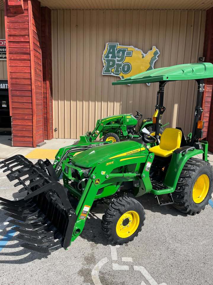 2025 John Deere 3032E Image 3