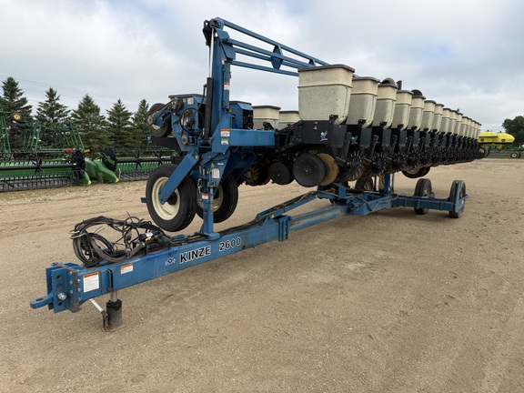  Kinze 2600