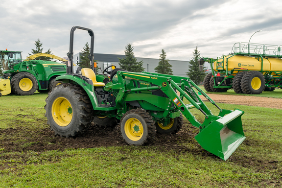 John Deere 4044M