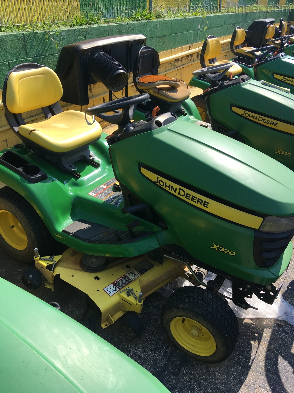 2010 John Deere X320 Image 3