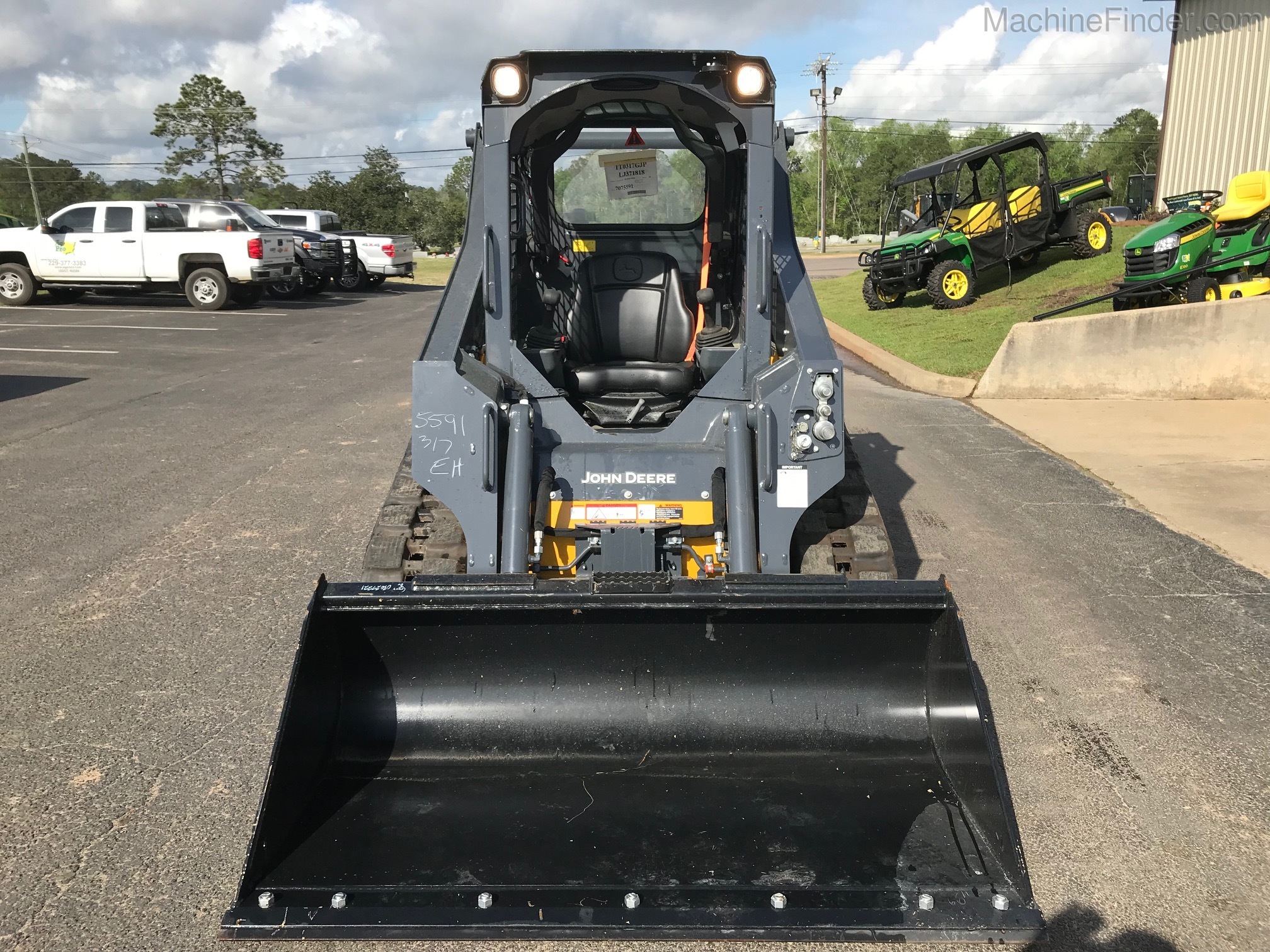 2021 John Deere 317G Image 8