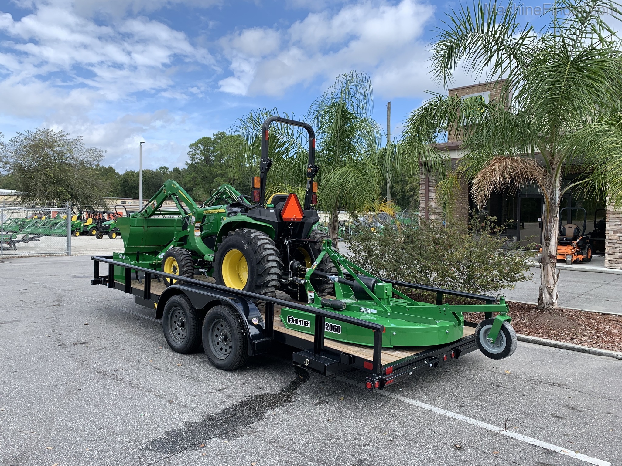 2020 John Deere 3038E Image 2
