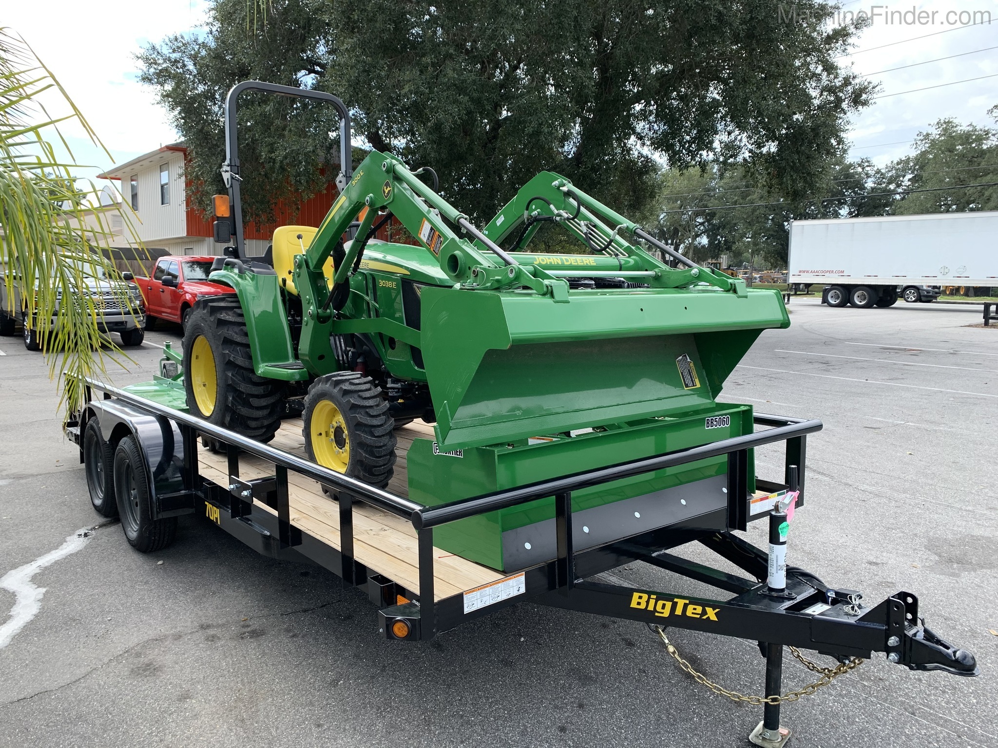 2020 John Deere 3038E Image 3