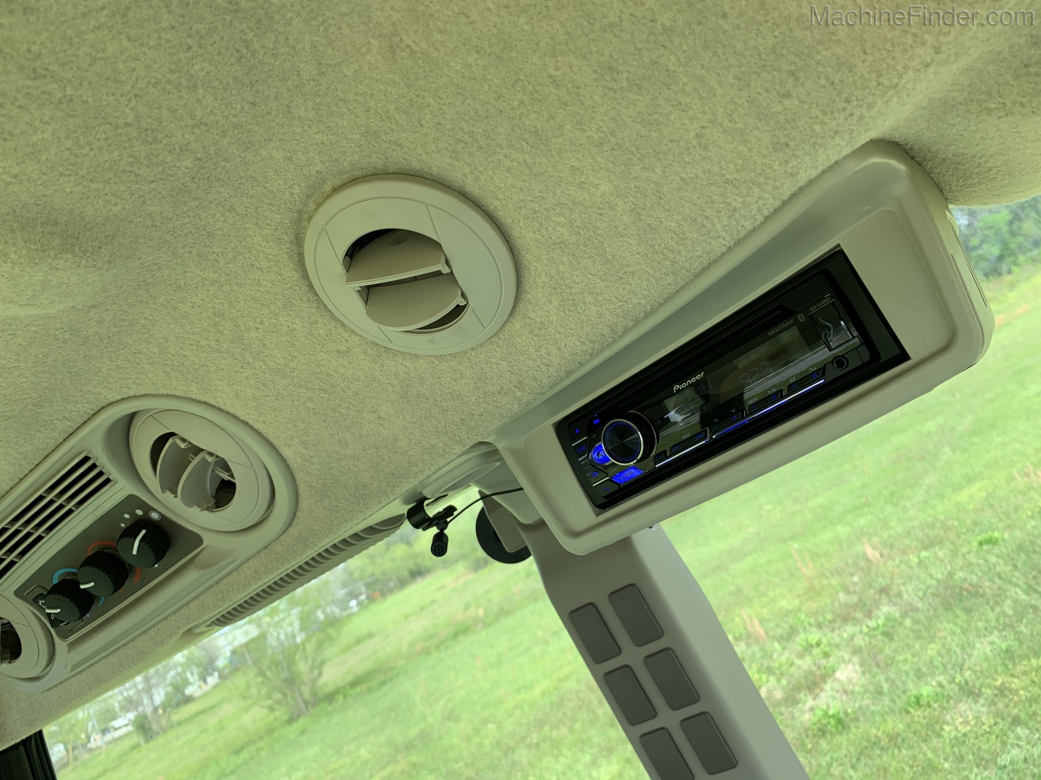 2020 John Deere 5065E Image 9