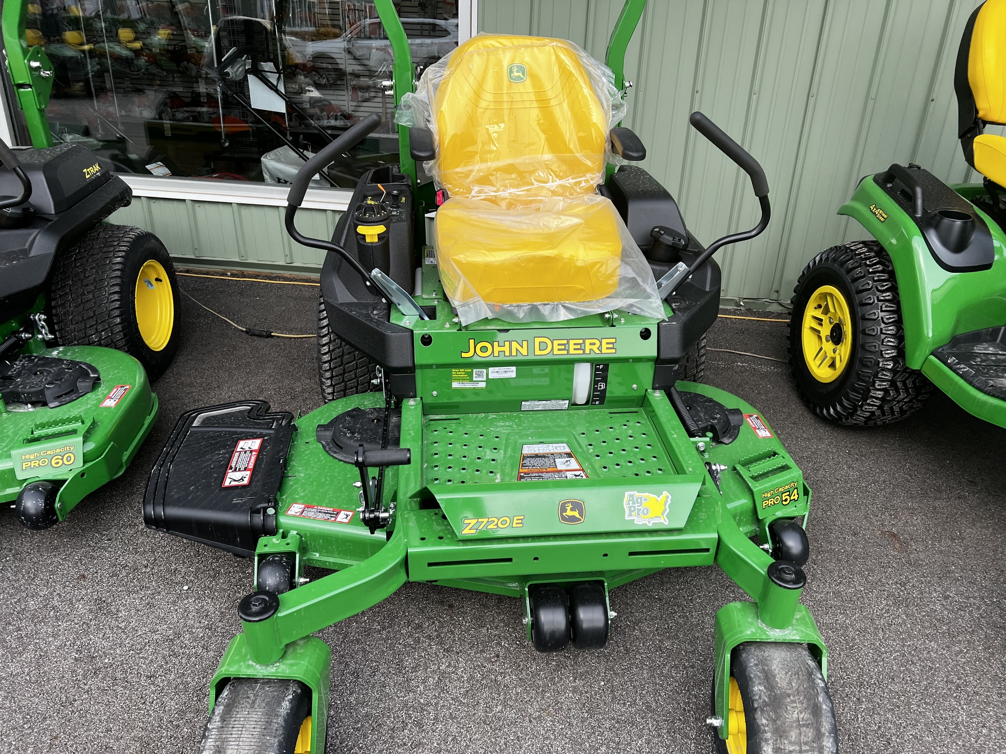 2025 John Deere Z720E Image 2
