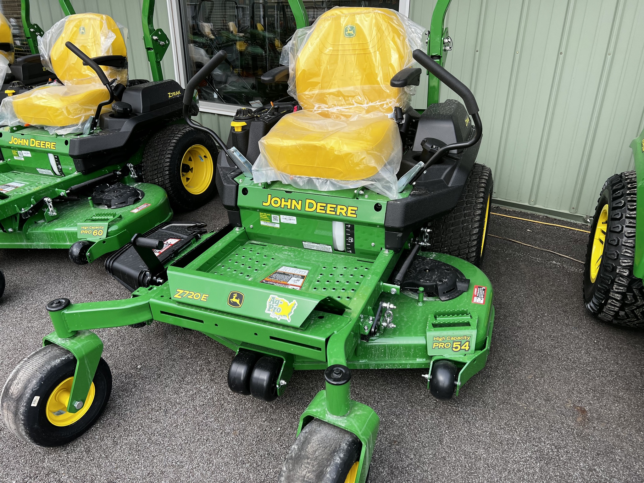 2025 John Deere Z720E Image 1