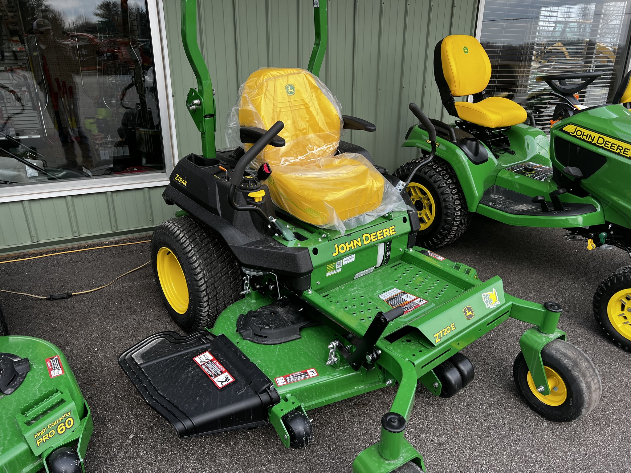 2025 John Deere Z720E Image 3