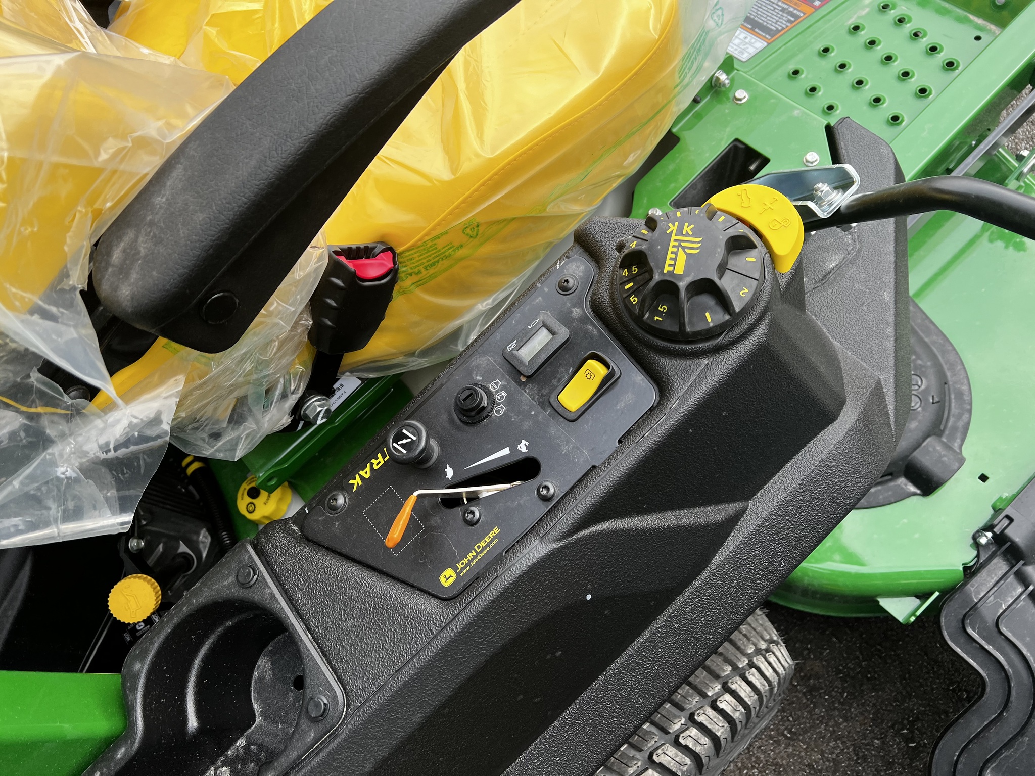 2025 John Deere Z720E Image 7