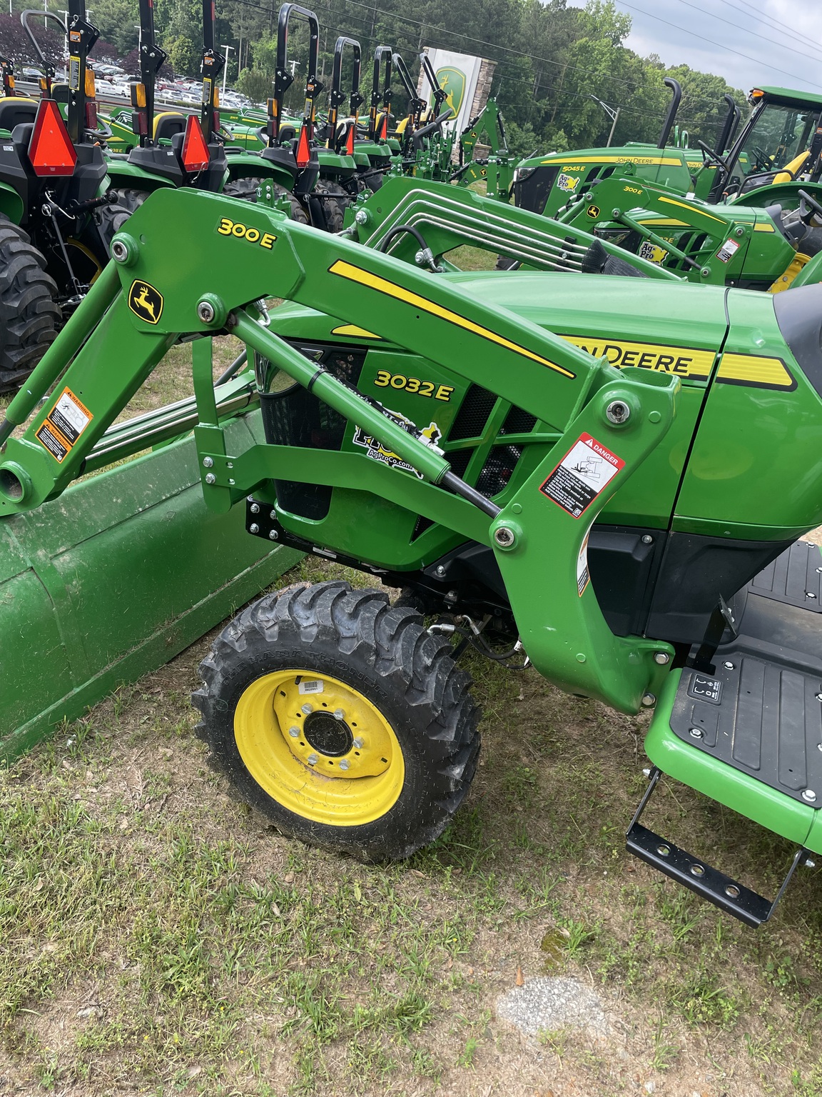 2022 John Deere 3032E Image 2