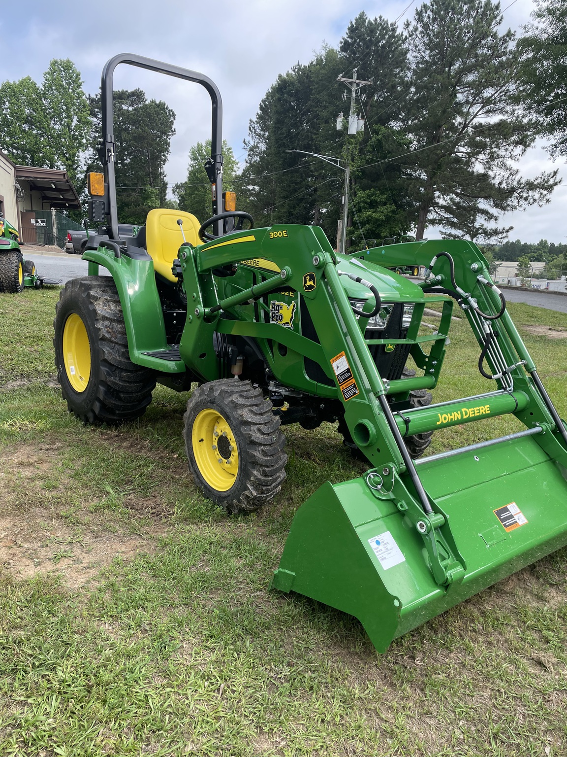 2022 John Deere 3032E Image 12