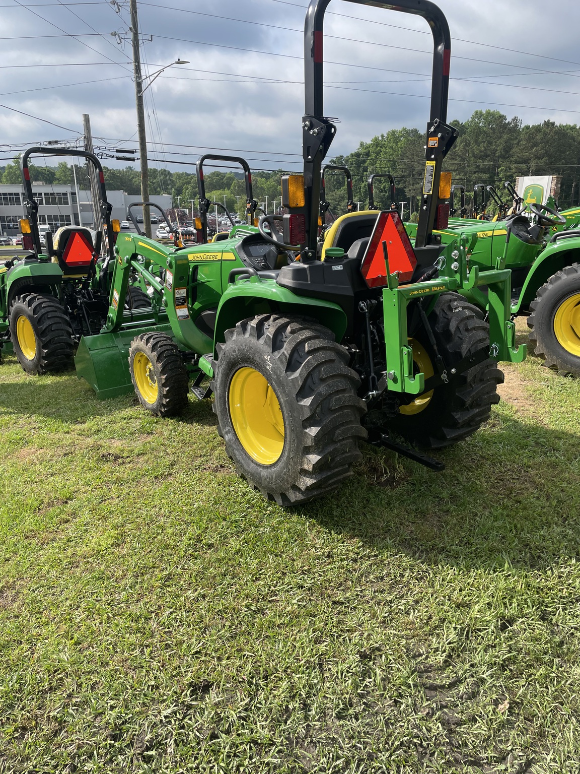 2022 John Deere 3032E Image 11