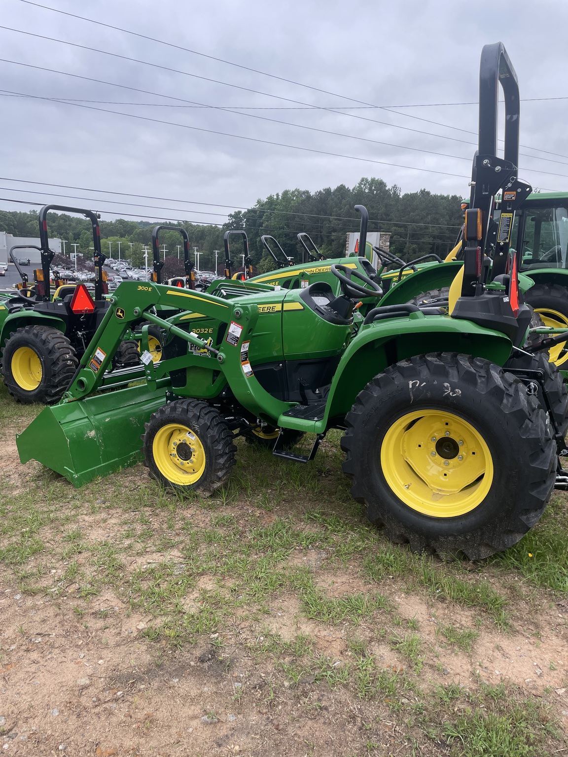2022 John Deere 3032E Image 10