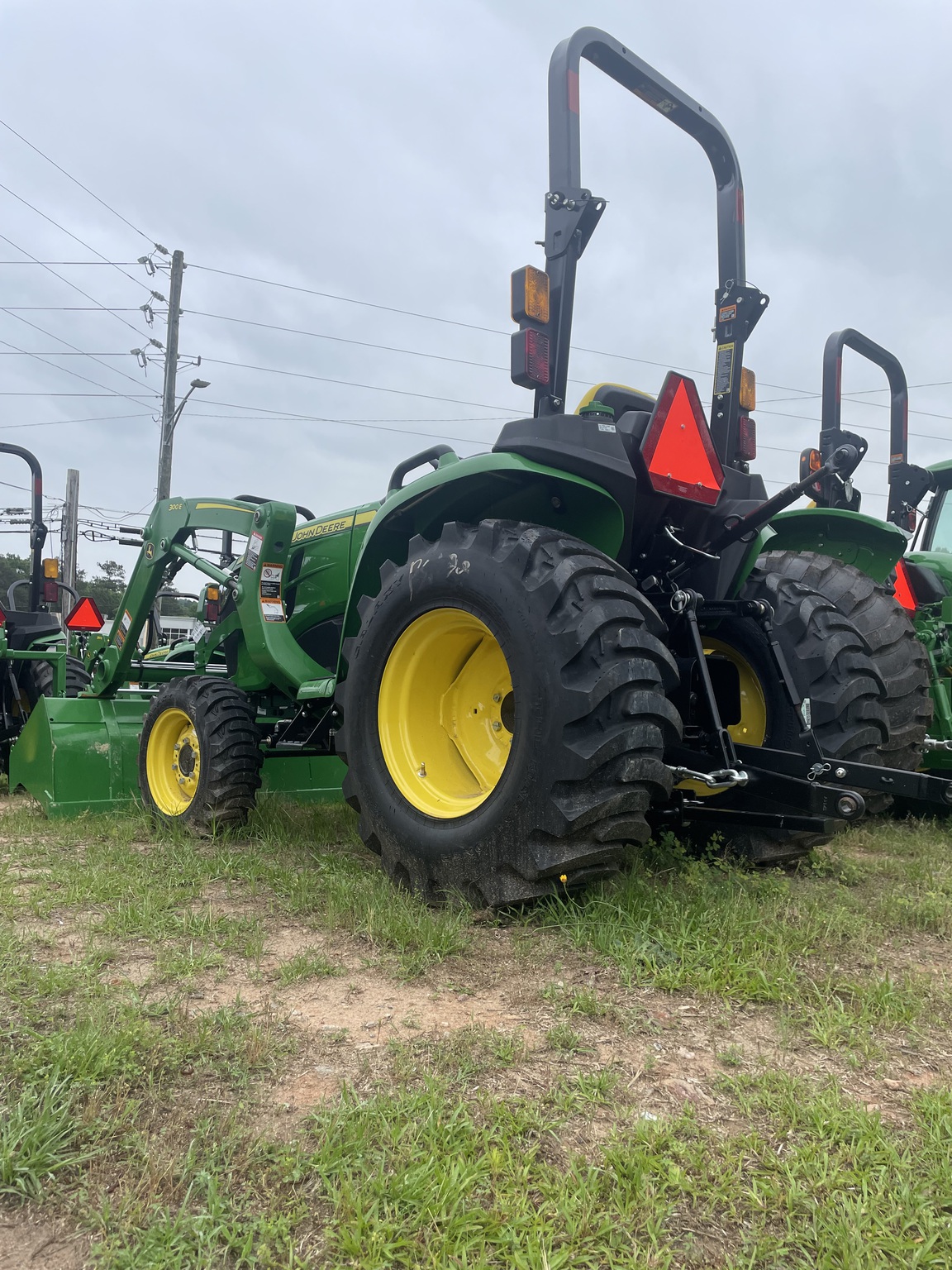 2022 John Deere 3032E Image 9