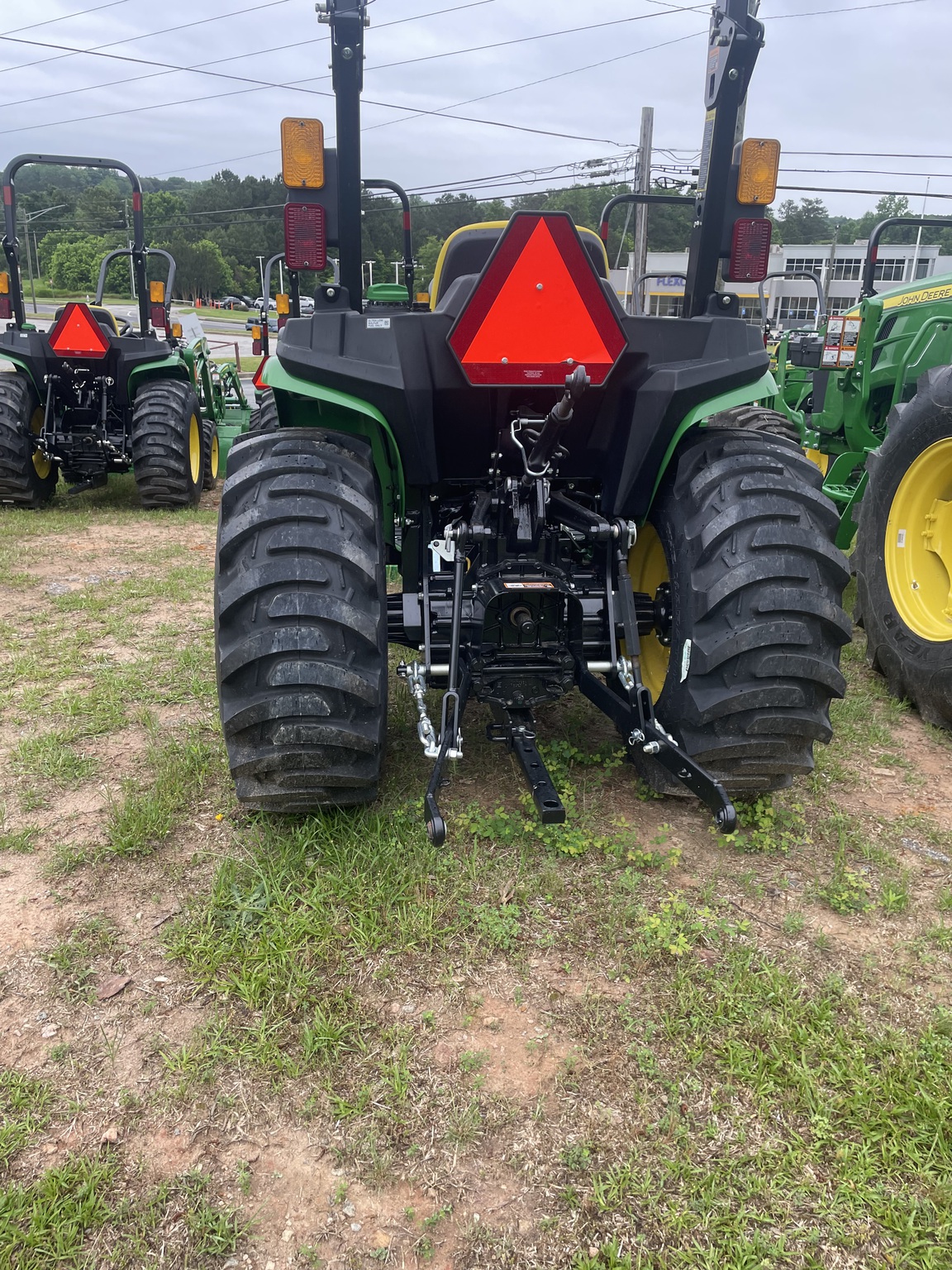 2022 John Deere 3032E Image 6