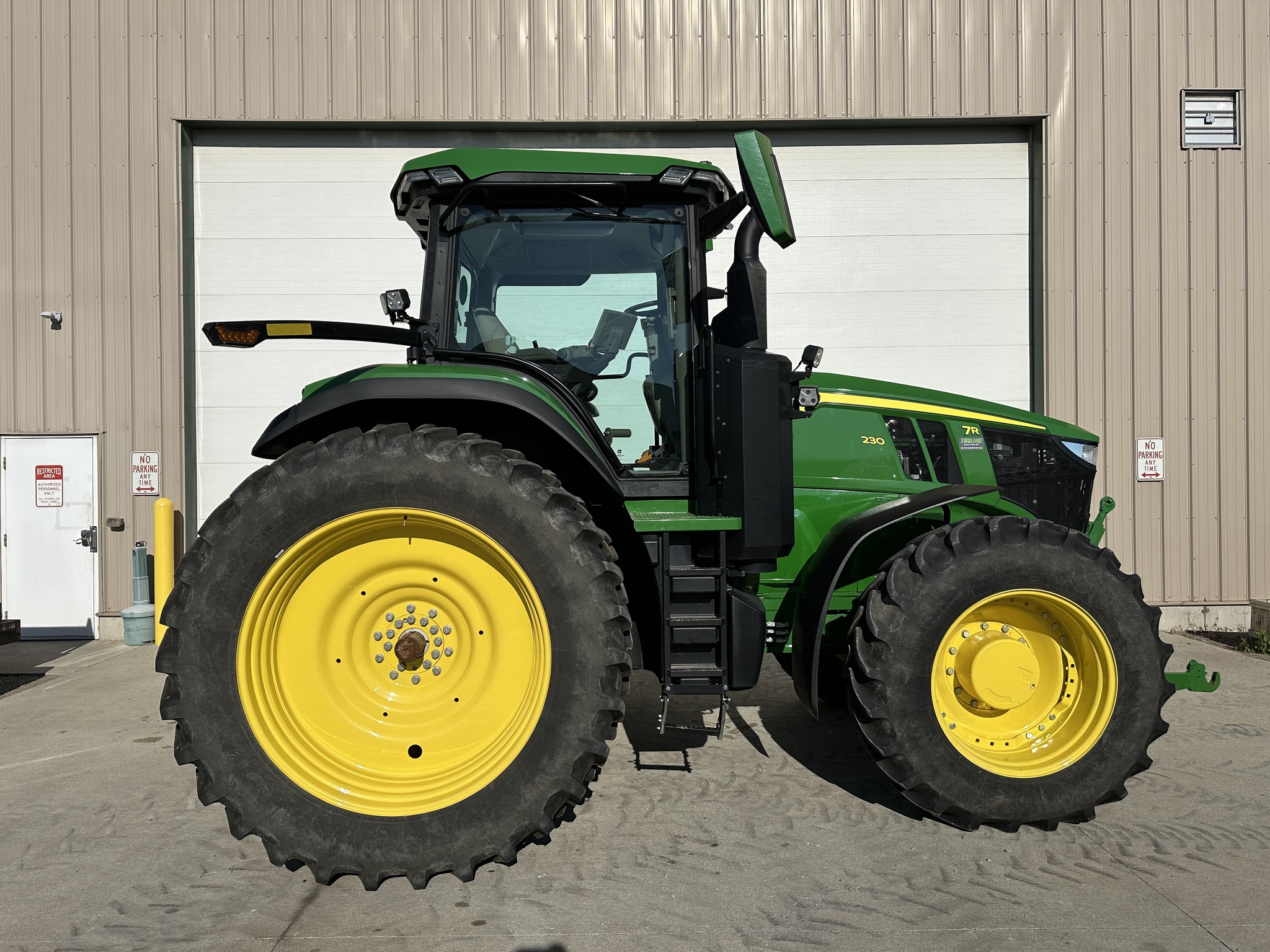 2023 John Deere 7R 230 Image 6