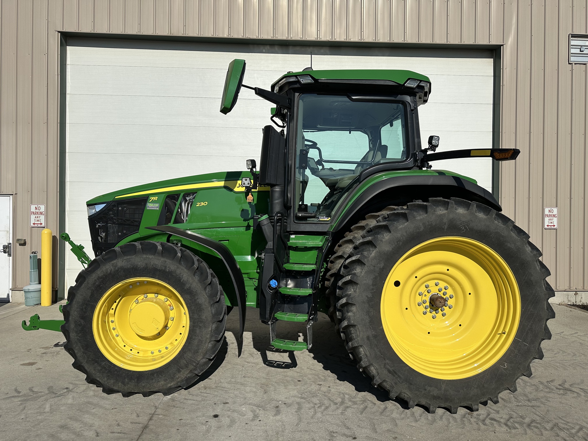 2023 John Deere 7R 230 Image 2
