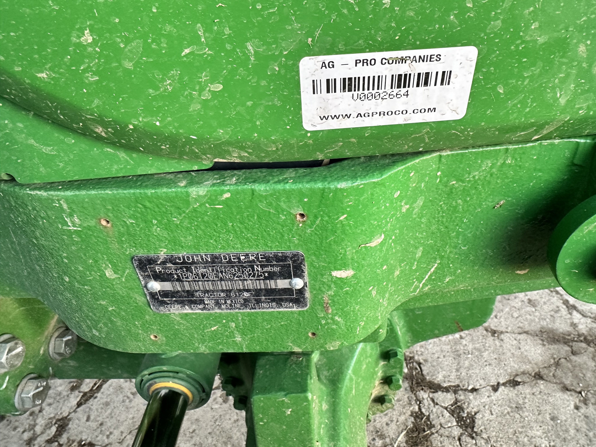 2022 John Deere 6120E Cab Image 16