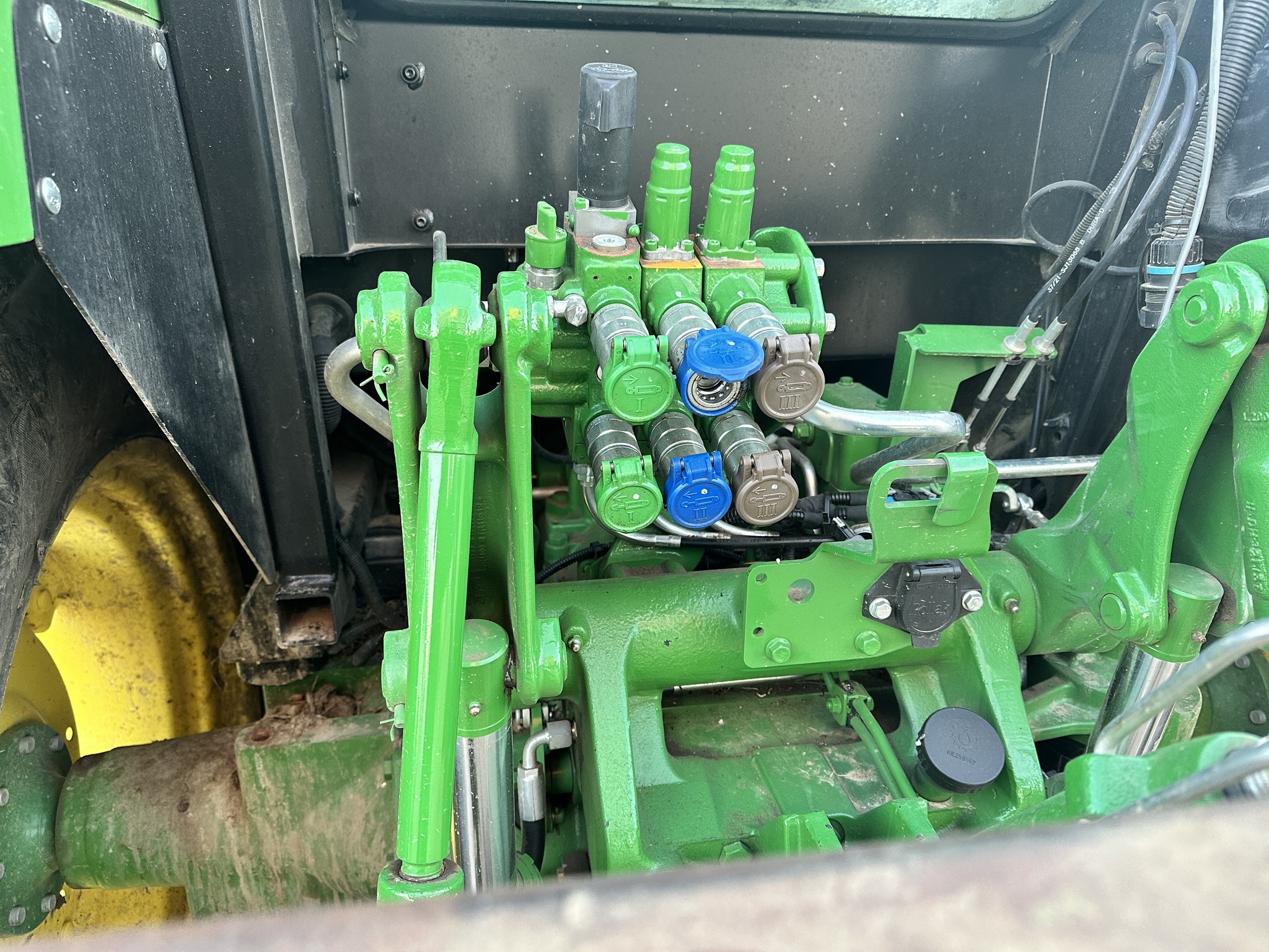 2022 John Deere 6120E Cab Image 8