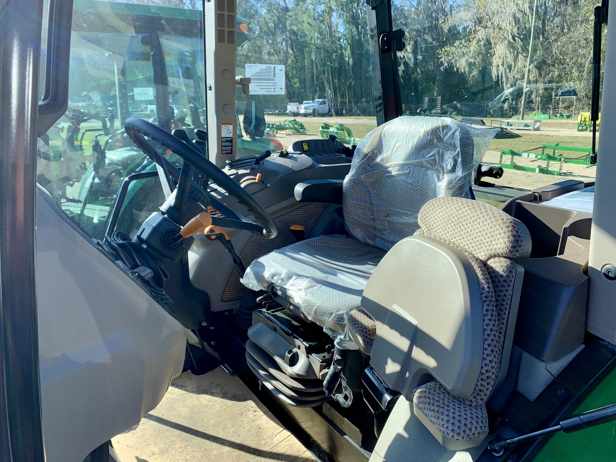 2023 John Deere 6135E Image 3