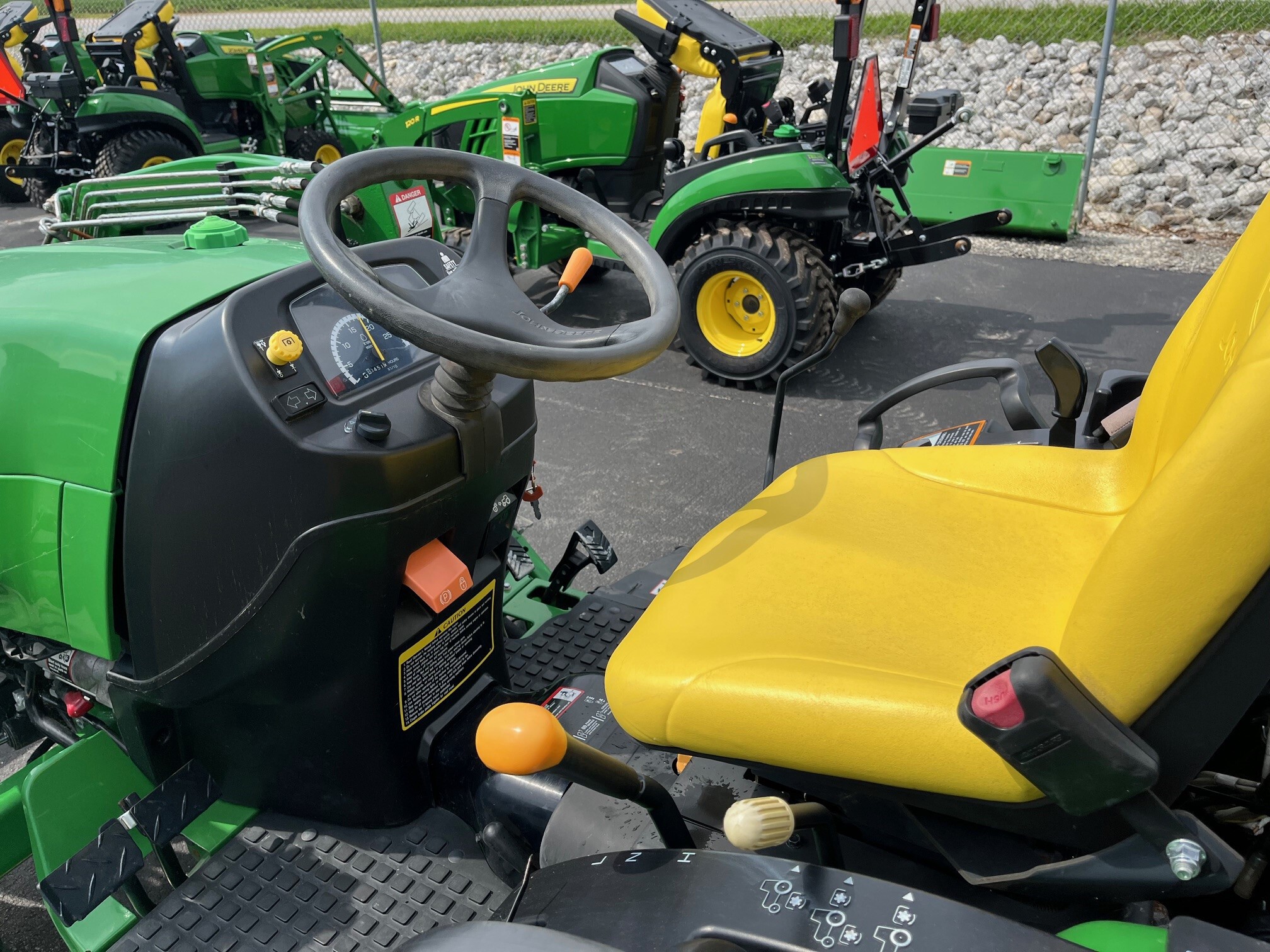 2016 John Deere 2032R Image 6