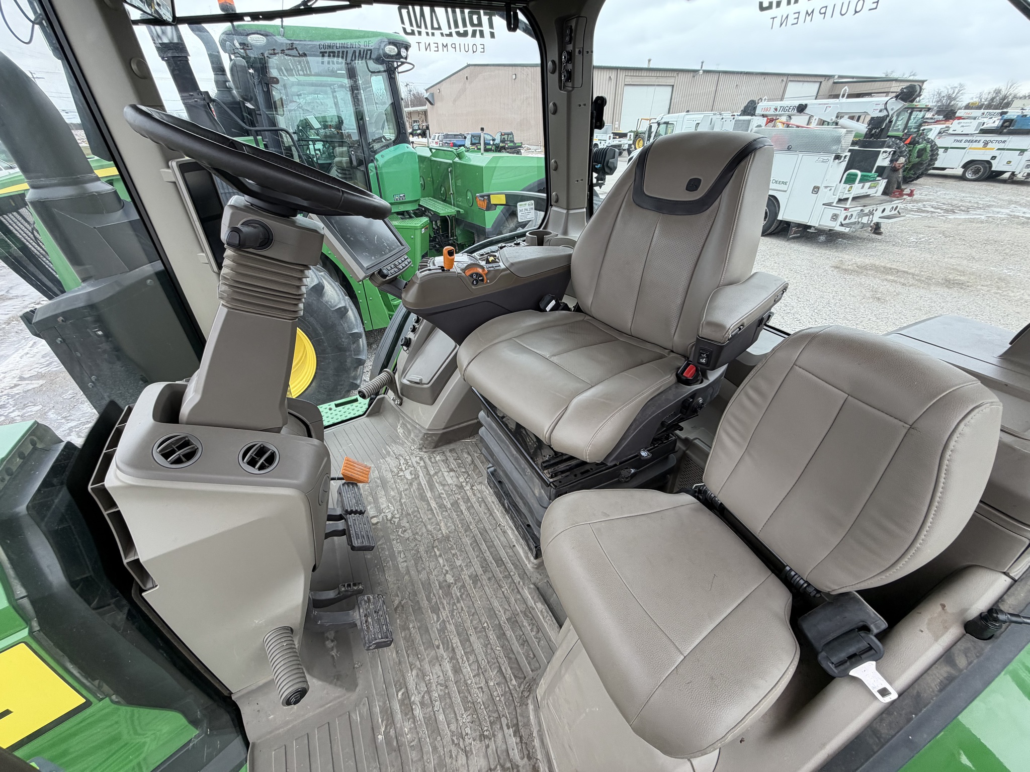 2023 John Deere 8R 370 Image 11