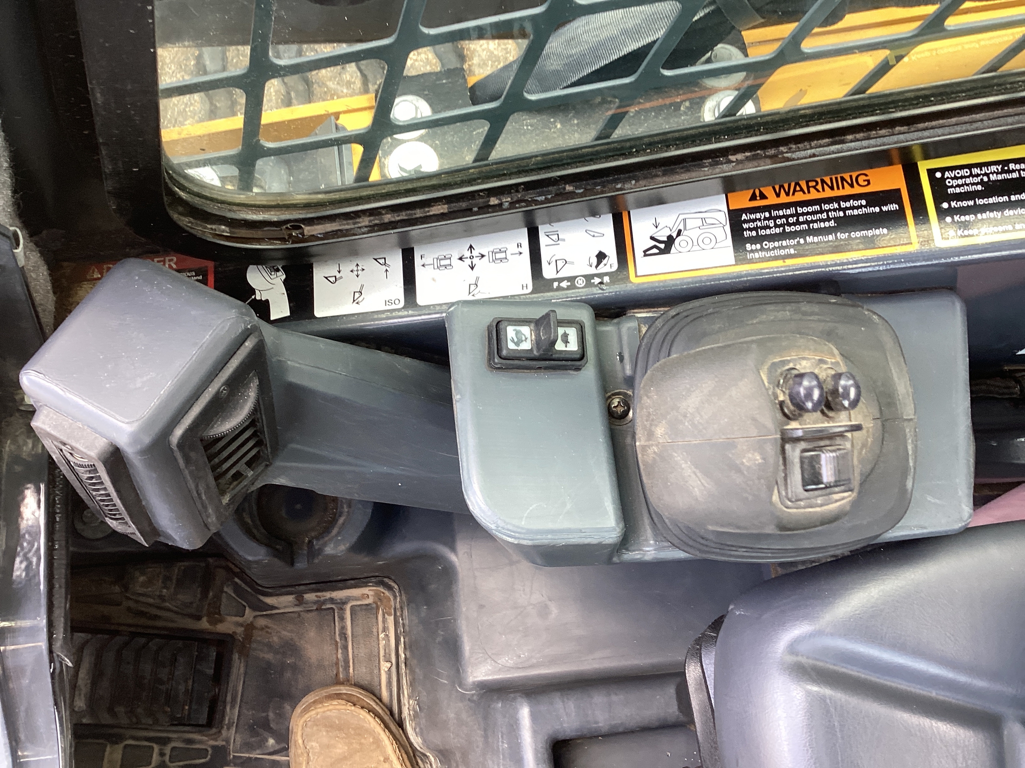 2023 John Deere 325G Image 14