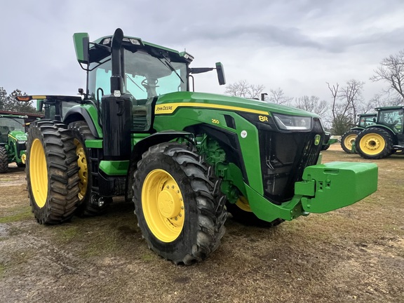 2023 John Deere 8R 250 Photo 2