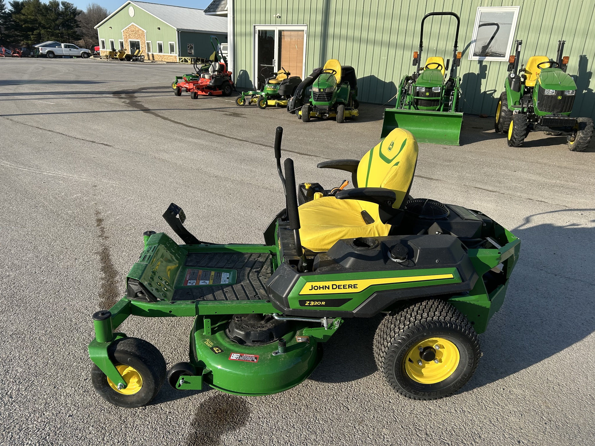 2024 John Deere Z320R Image 4