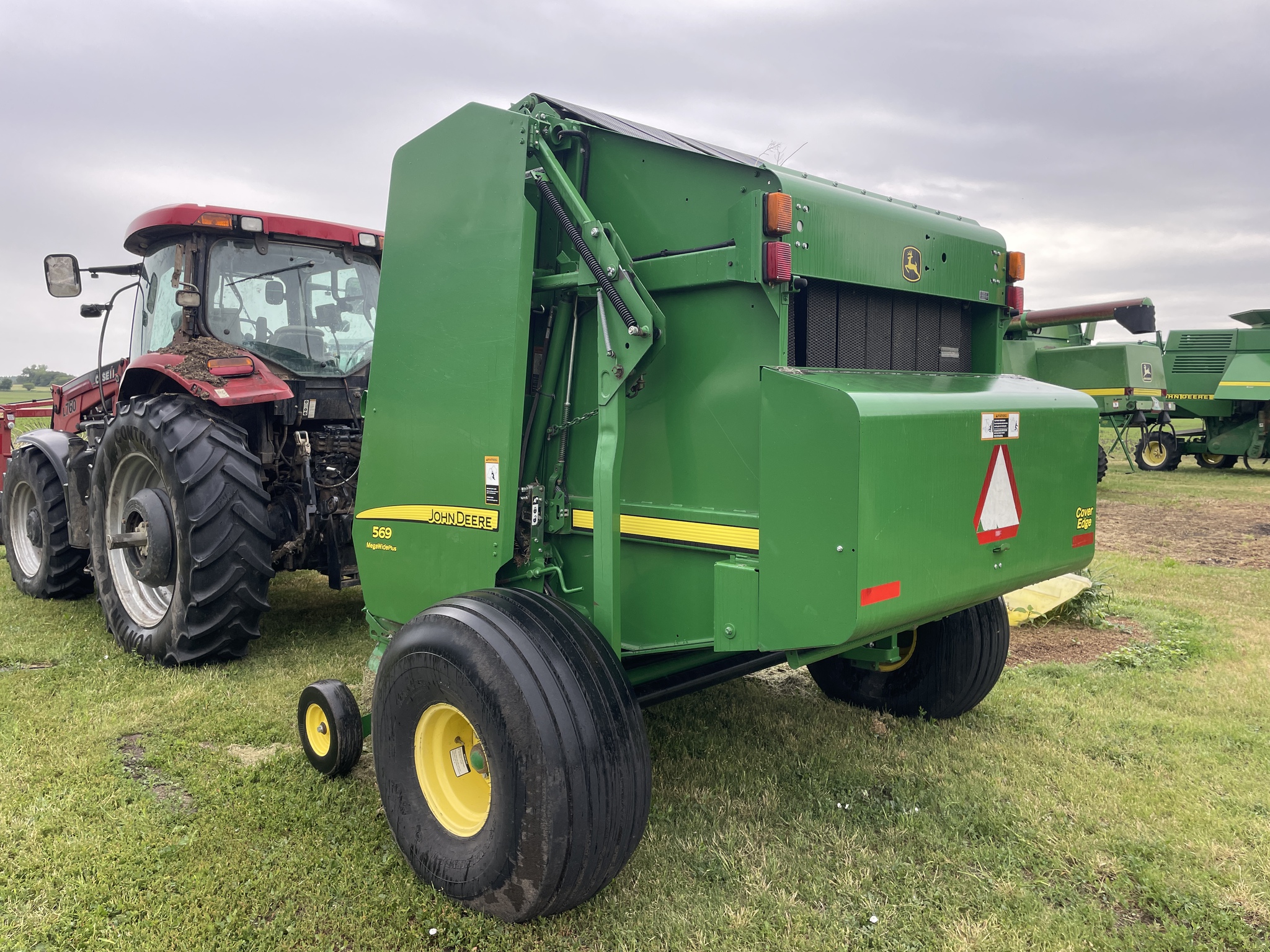 2015 John Deere 569 Image 4