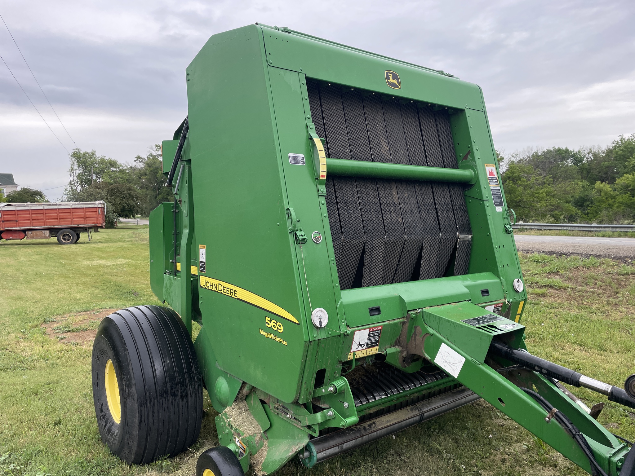 2015 John Deere 569 Image 2