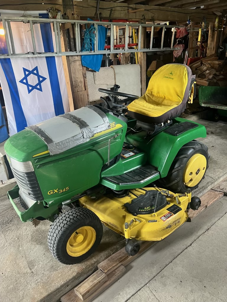 2002 John Deere GX345 Image 1