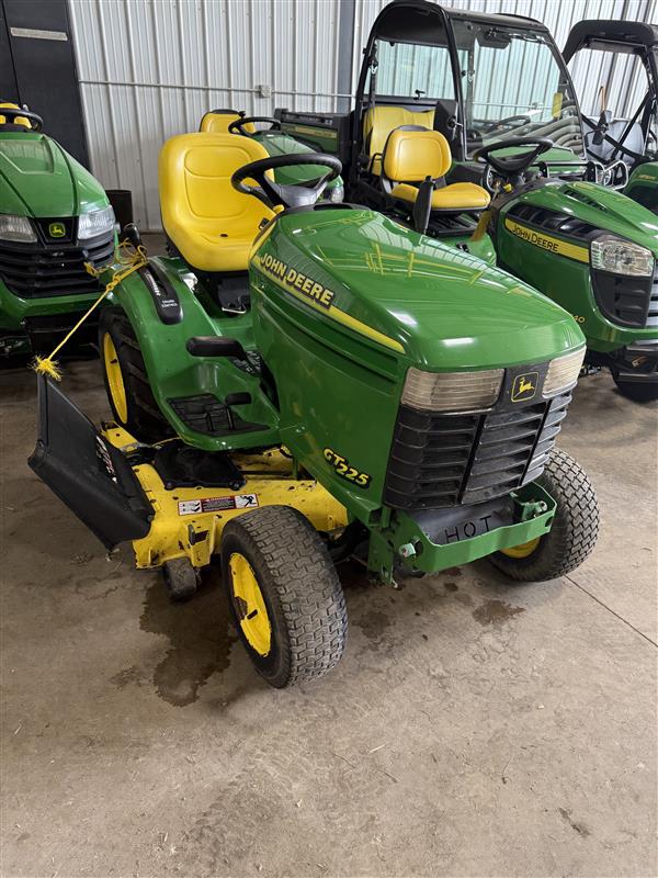 2000 John Deere GT225 Image 2