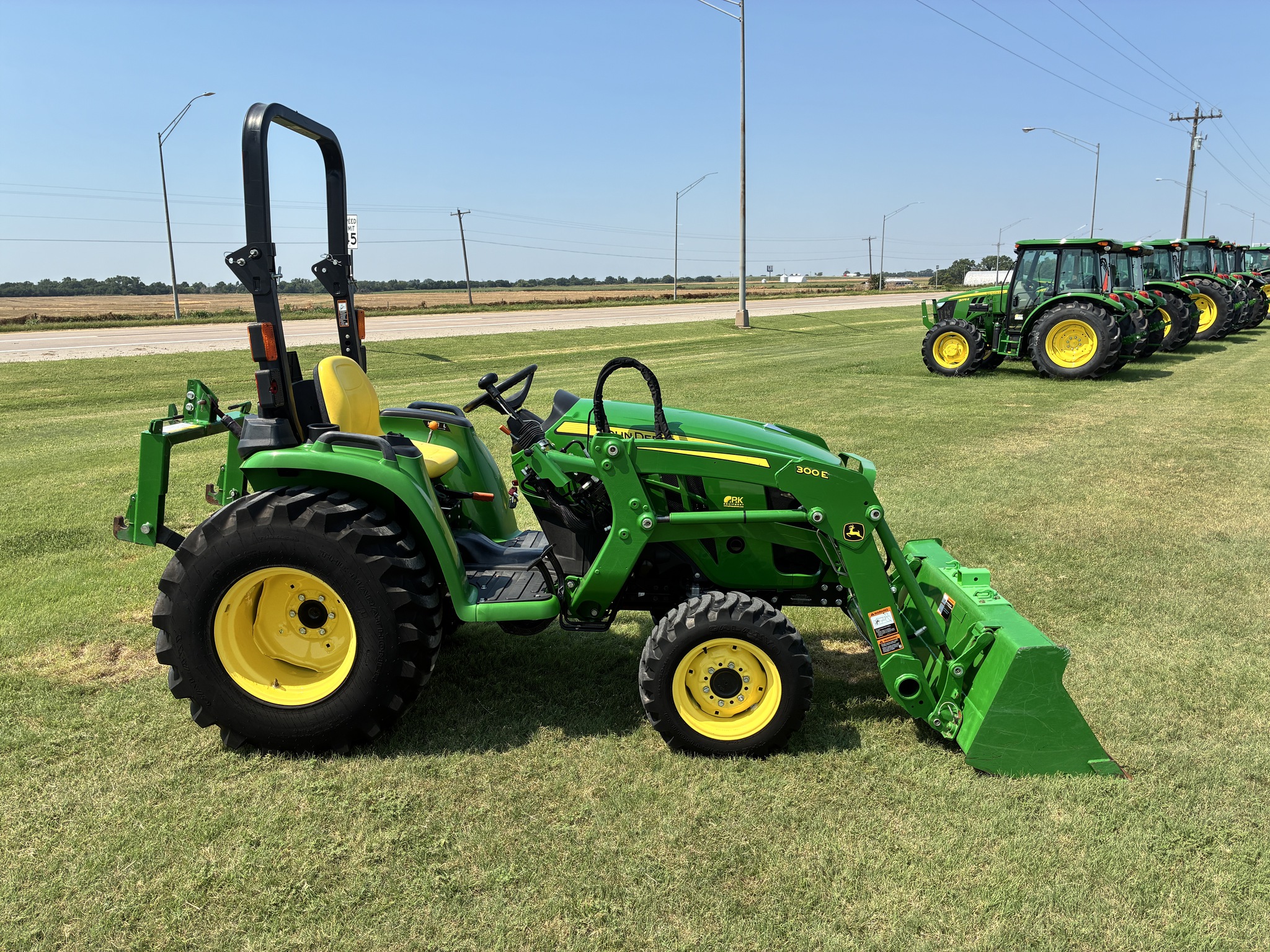 2018 John Deere 3032E Image 3