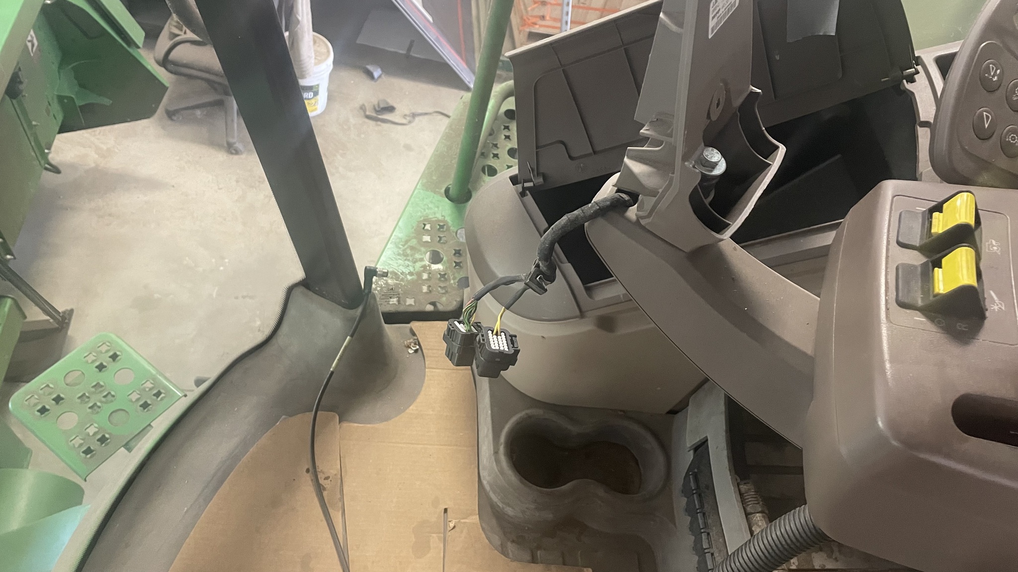 2013 John Deere S660 Image 9