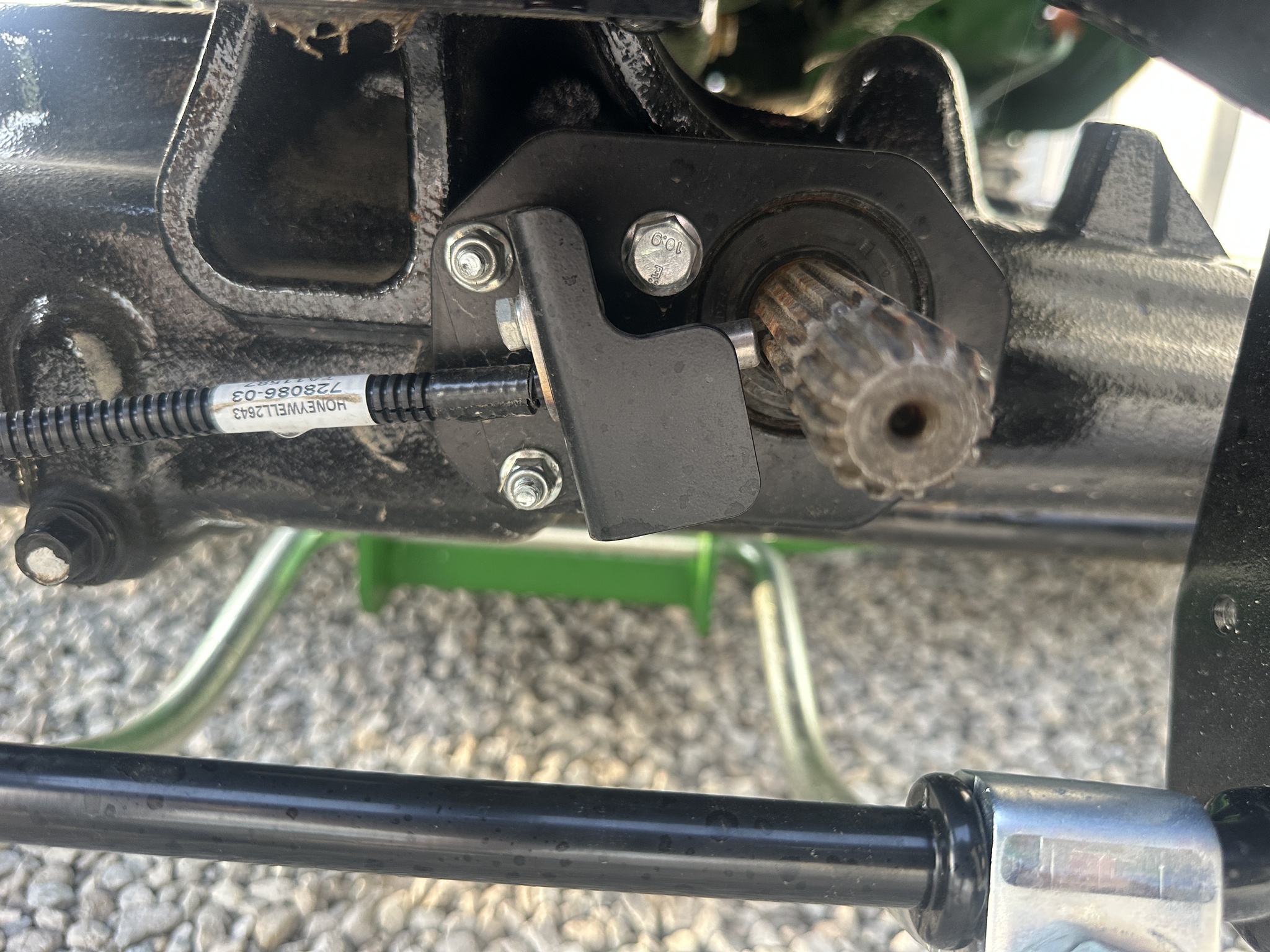 2025 John Deere X758 Image 10