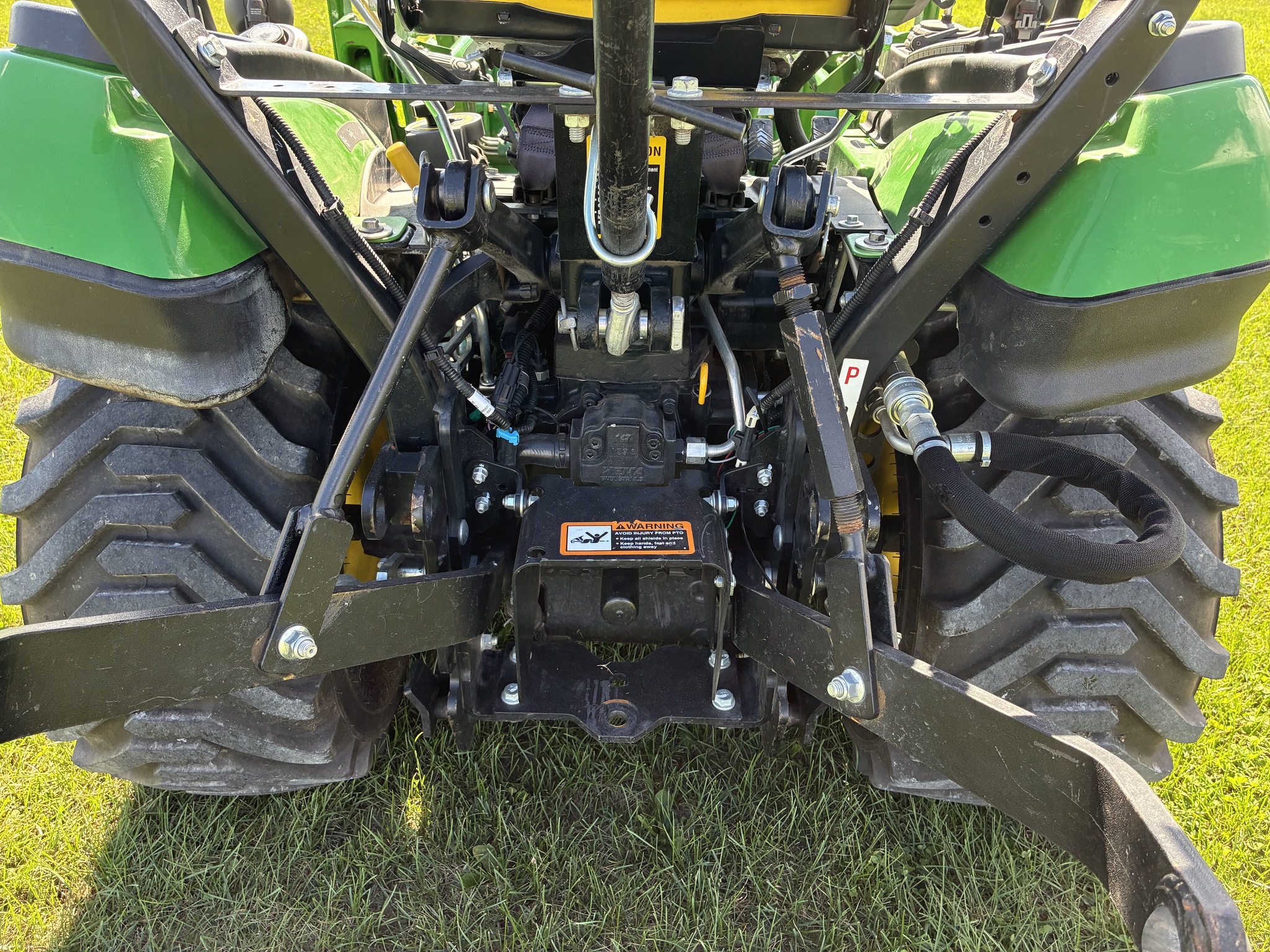 2016 John Deere 1025R Image 14