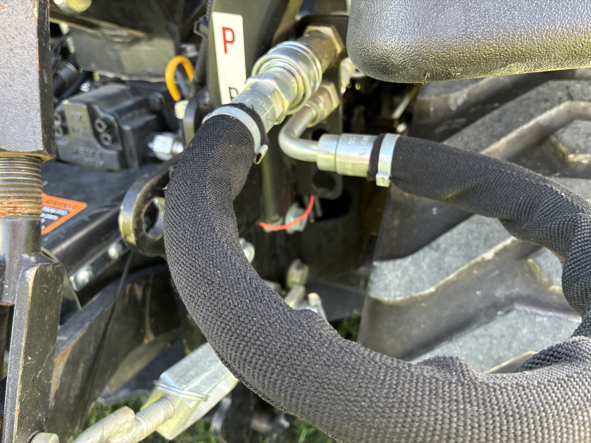 2016 John Deere 1025R Image 23