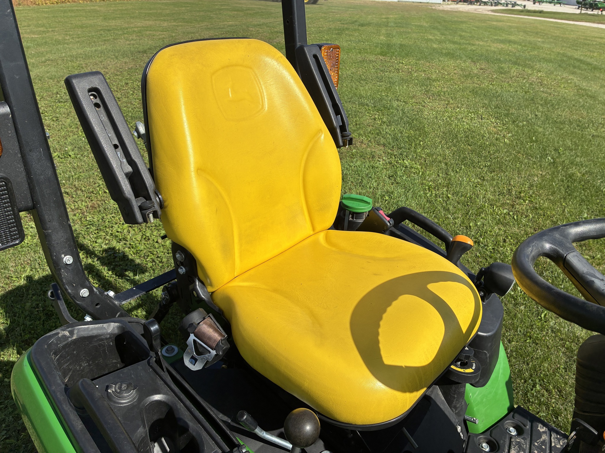 2016 John Deere 1025R Image 17