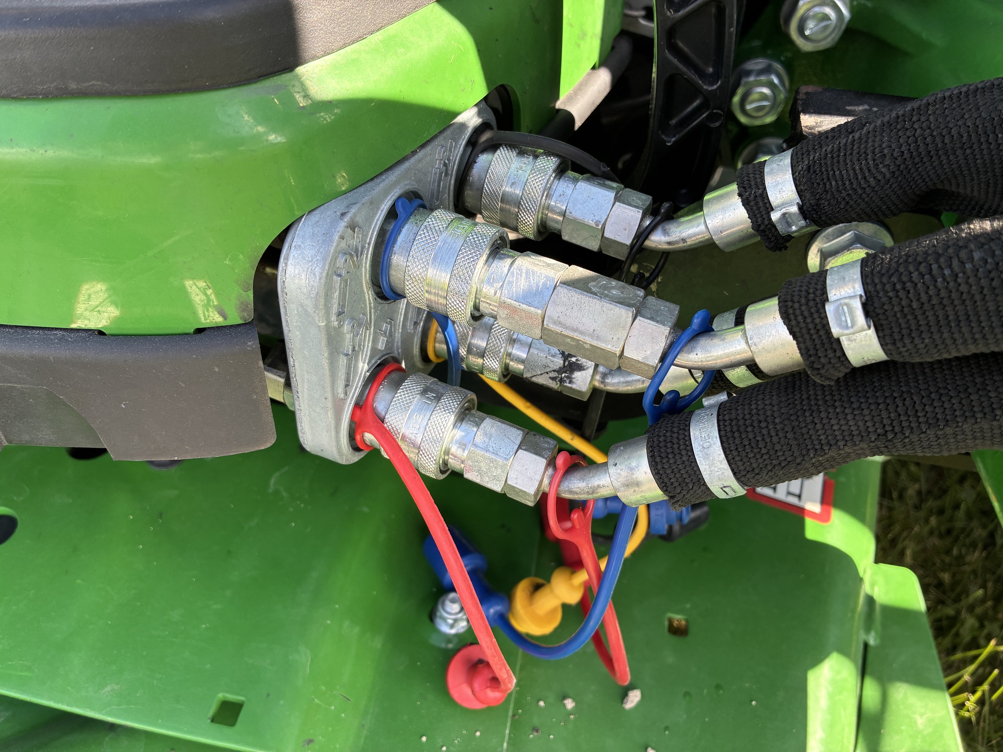 2016 John Deere 1025R Image 24