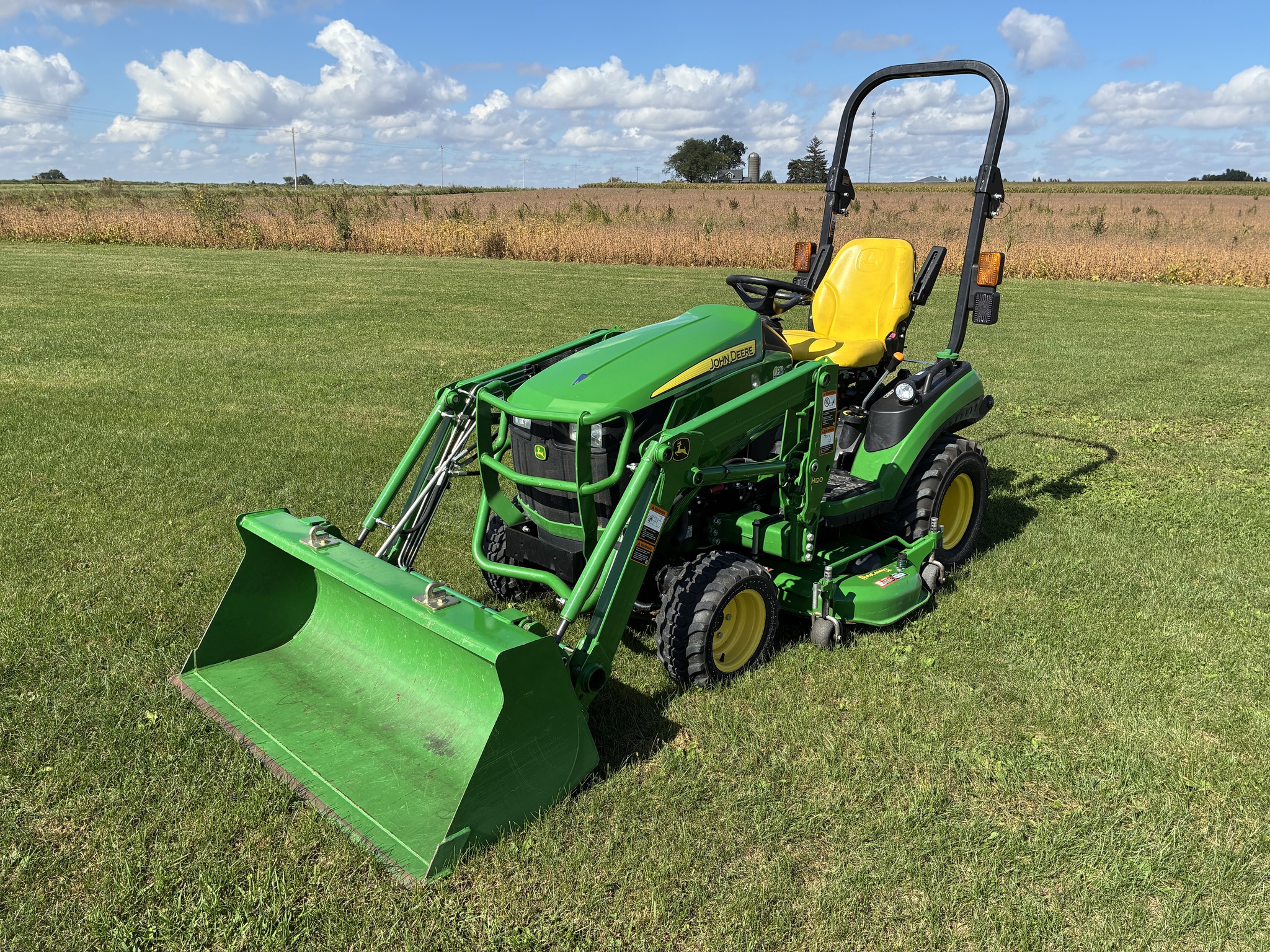 2016 John Deere 1025R Image 1